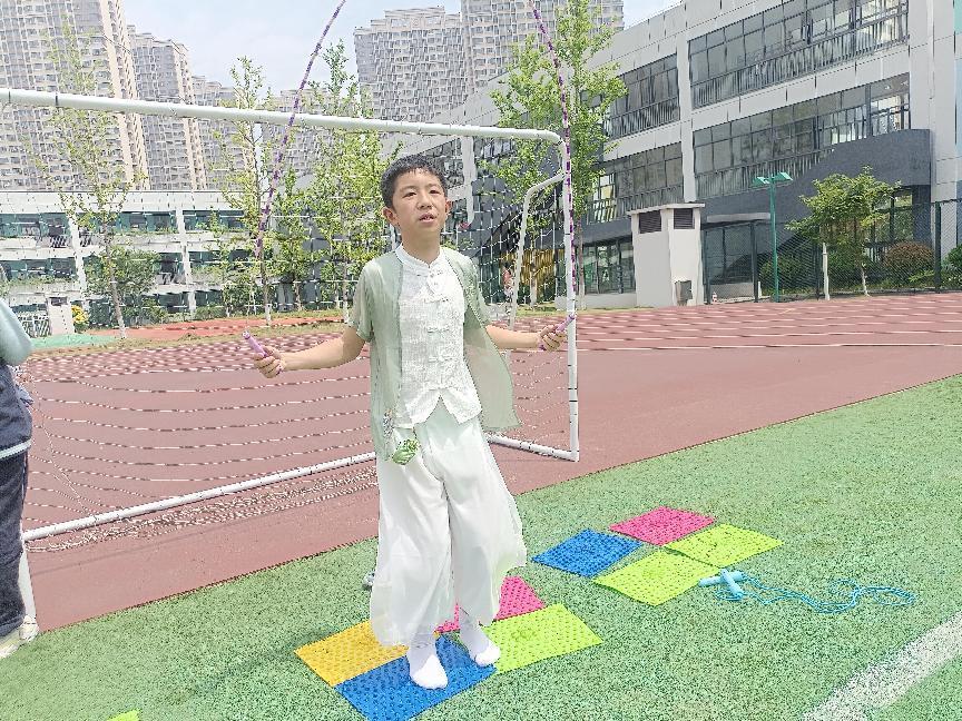 多彩展示庆六一  同心共育阳光娃_html_28a449e3.jpg