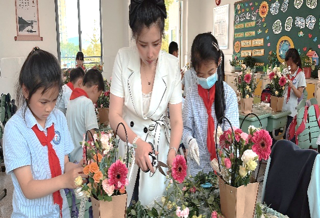 【正学丁三·德育】感受花之魅力，细品如花童年 (1)(1)_html_540f3b75.png