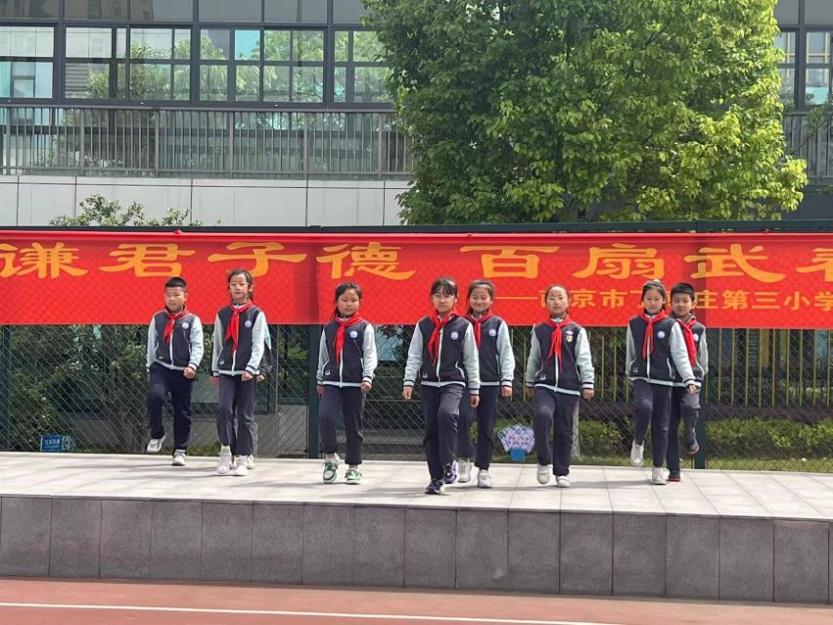【正学丁三】学八礼四仪，懂待人之礼——丁家庄第三小学第十四周主题升旗仪式报道(1)_html_m2e34dc81.jpg