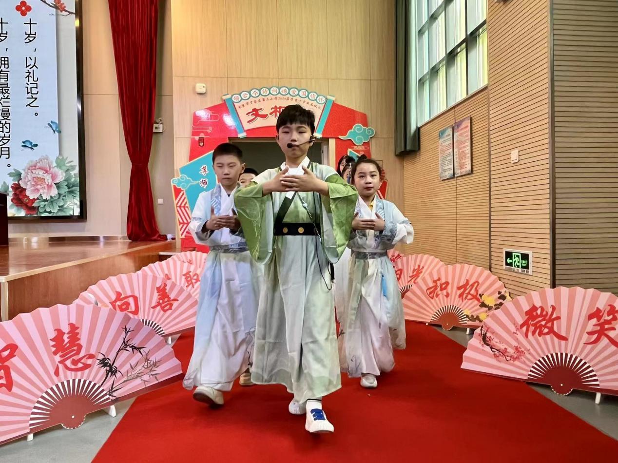 正学丁三•德育】颂千古诗词 扬爱国情怀(1)_html_m402d8588.jpg