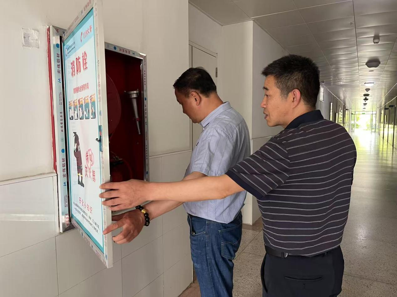 【正学·丁三】安全督导筑防线 精准把脉促提升——栖霞区责任督学5月“校园安全”督导侧记(1)_html_m5b550891.jpg