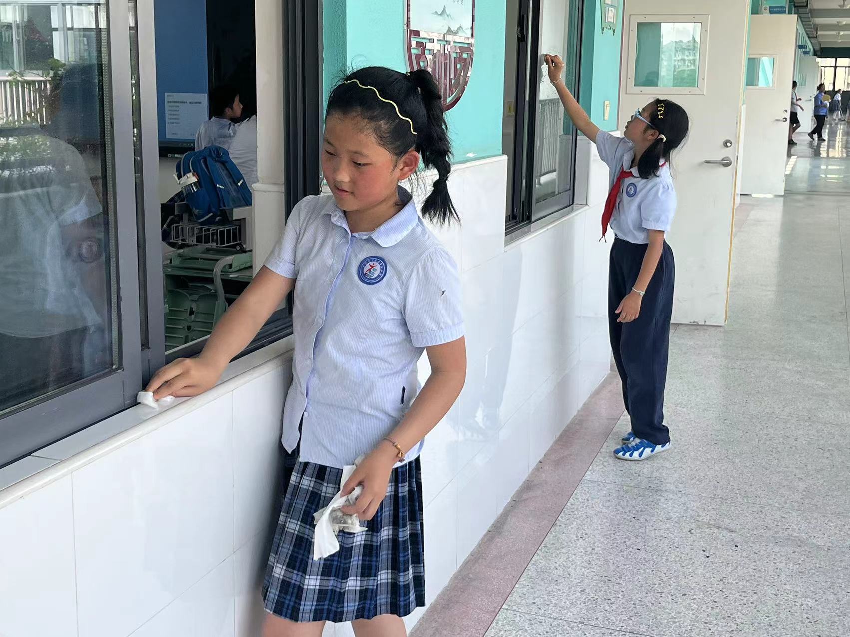 【正学丁三·德育】家校合作齐打扫，美丽校园飘清香_html_7b5c0fa9.jpg