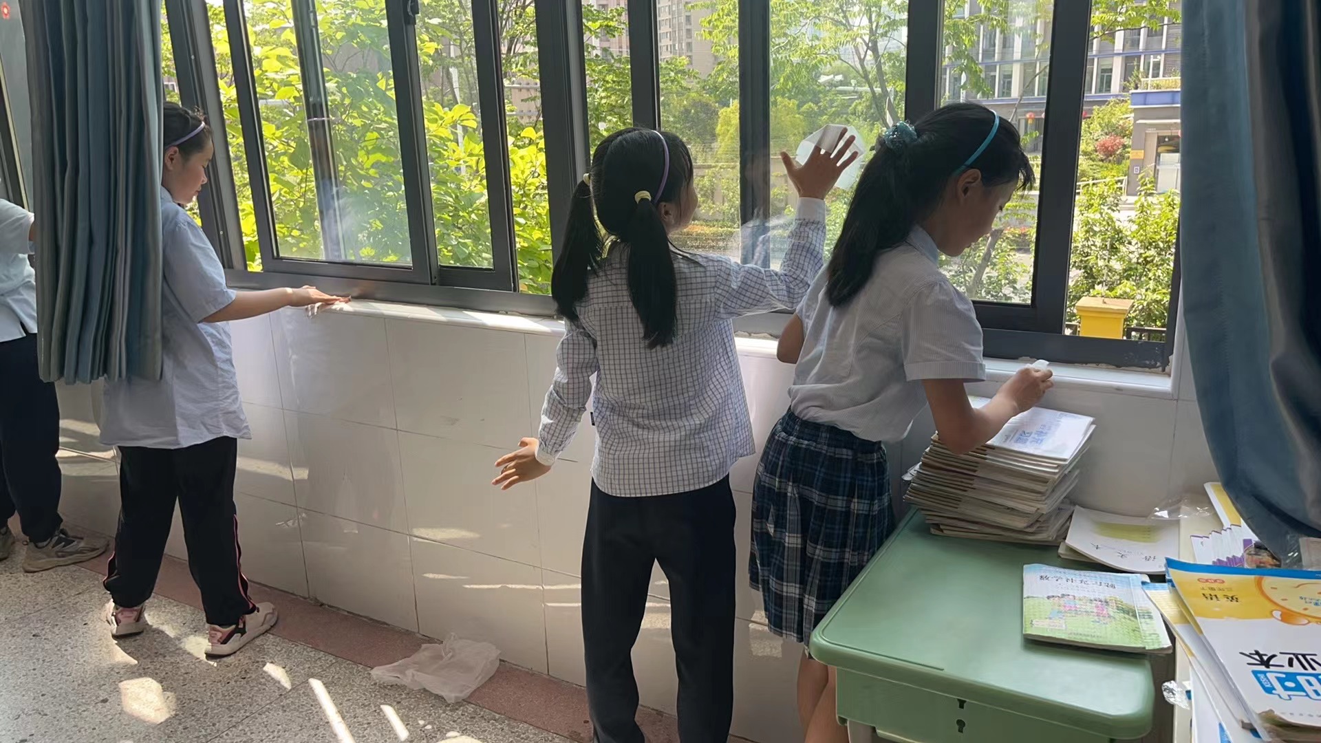 【正学丁三·德育】家校合作齐打扫，美丽校园飘清香_html_m7787fd62.jpg