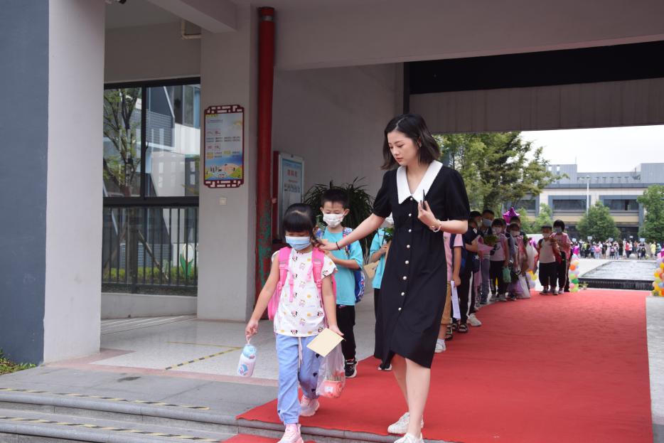 （丁三小）一年级新生入学教育活动_html_540886f7.jpg