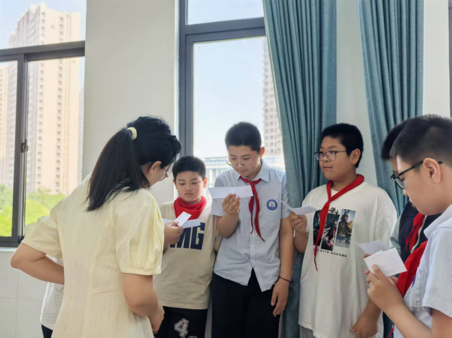 【正学丁三】暖心相伴，导师同行——丁家庄第三小学开展“成长盲盒&期末能量站”全员导师活动(1)_html_5dd23994.png