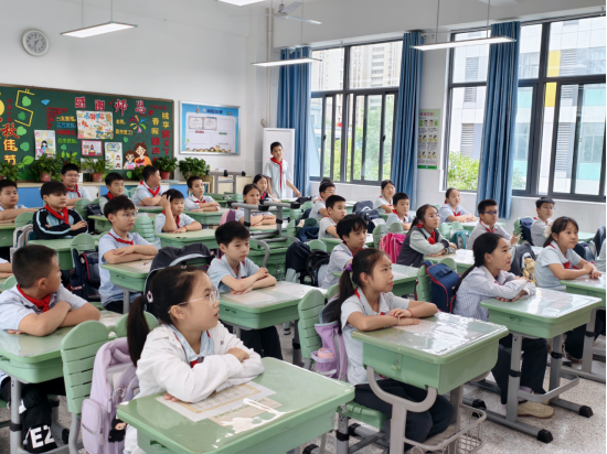 【正学丁三·德育】寰球视野，课堂寻奇——南京市丁家庄第三小学第26期“魅力家长进课堂”活动侧记(1)376.png