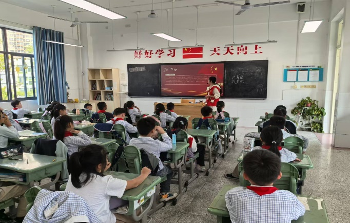 【正学丁三·德育】喜迎建队日 争做好队员_html_75b3f3ec.jpg