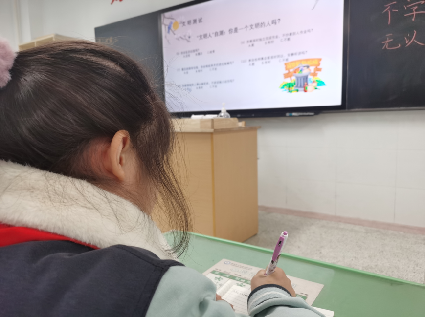 【正学丁三】不学礼无以立——南京市丁家庄第三小学礼仪主题班会1_html_m77394893.png
