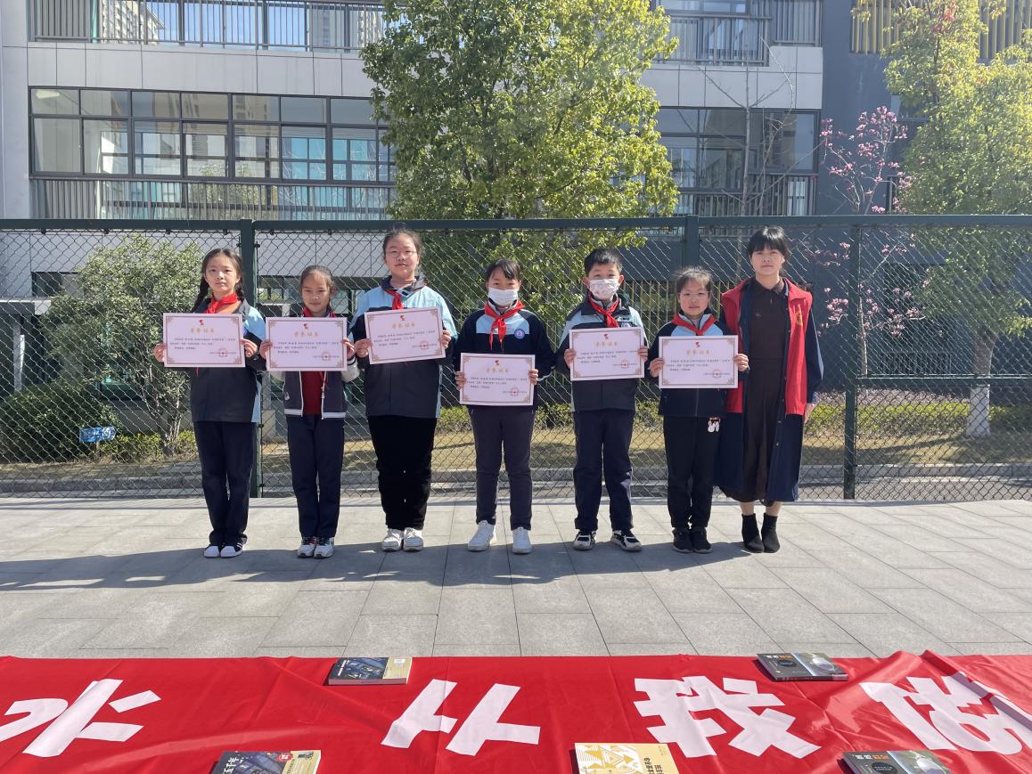 四4班第六周升旗仪式报道_html_37bcce4.jpg
