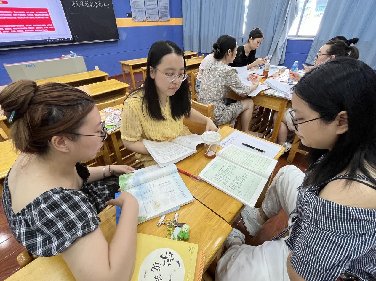 【正学丁三·教学】思维碰撞生花，集备凝智前行——南京市丁家庄第三小学新学期第二次语文组集体备课活动侧记_html_m153c7422.jpg