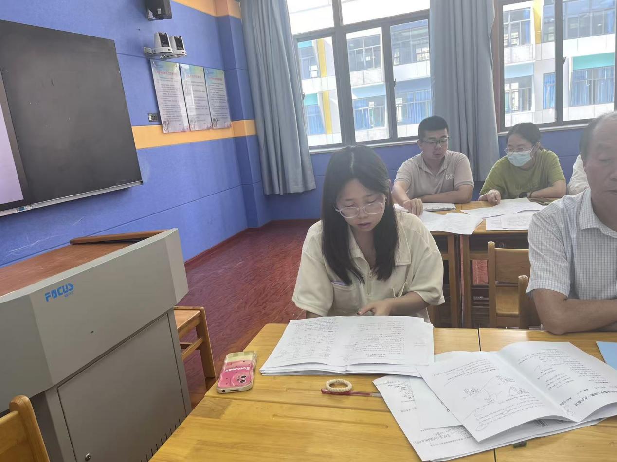 【正学丁三&middot;教学】质量分析聚合力 教学相长绽芳华——南京市丁家庄第三小学数学组9月月练习质量分析会侧记_html_68d2ef0.jpg