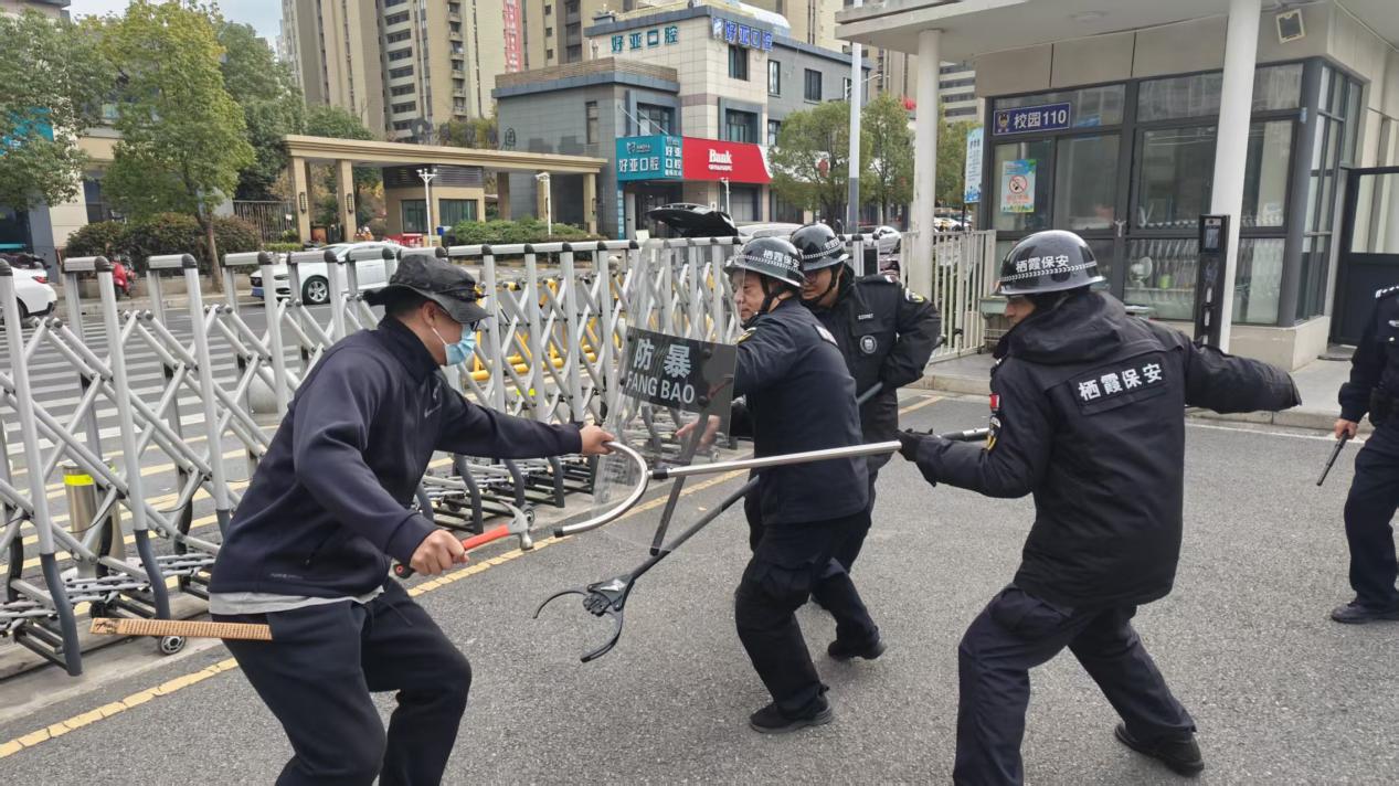 【正学丁三&middot;后勤】筑牢安全防线，共建平安校园——南京市丁家庄第三小学组织防暴演习活动侧记_html_4d60e35c.jpg