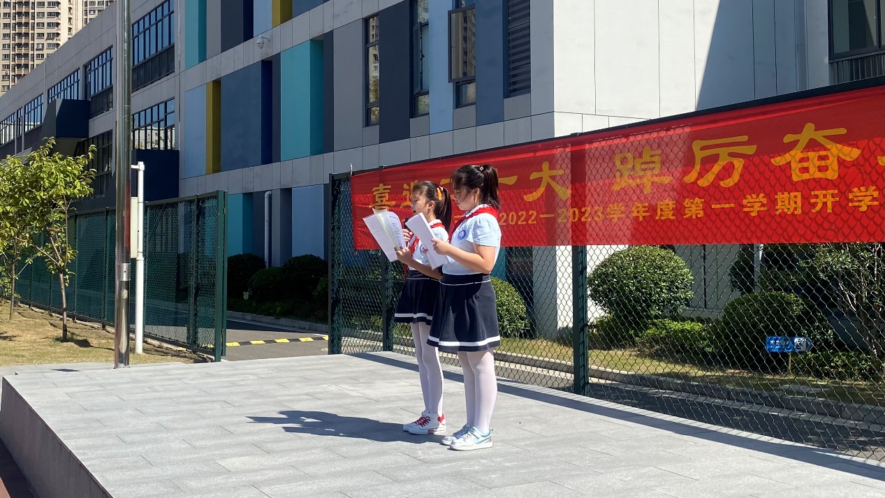 新学期心开始，迎接新挑战第二周升旗仪式侧记 四（5）班 王雨薇(1)_html_m129bf877.jpg