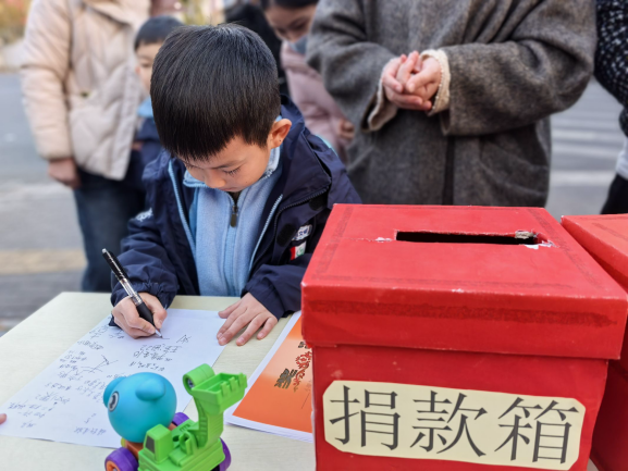 （修改）爱心义卖报道——褚姗姗_html_72e08744.png