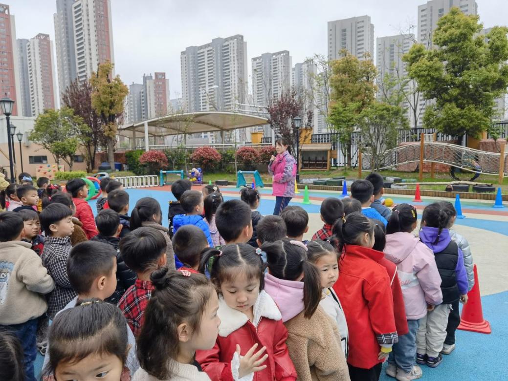 (改）中班拍球比赛新闻稿(2)1_html_m384ce25c.jpg