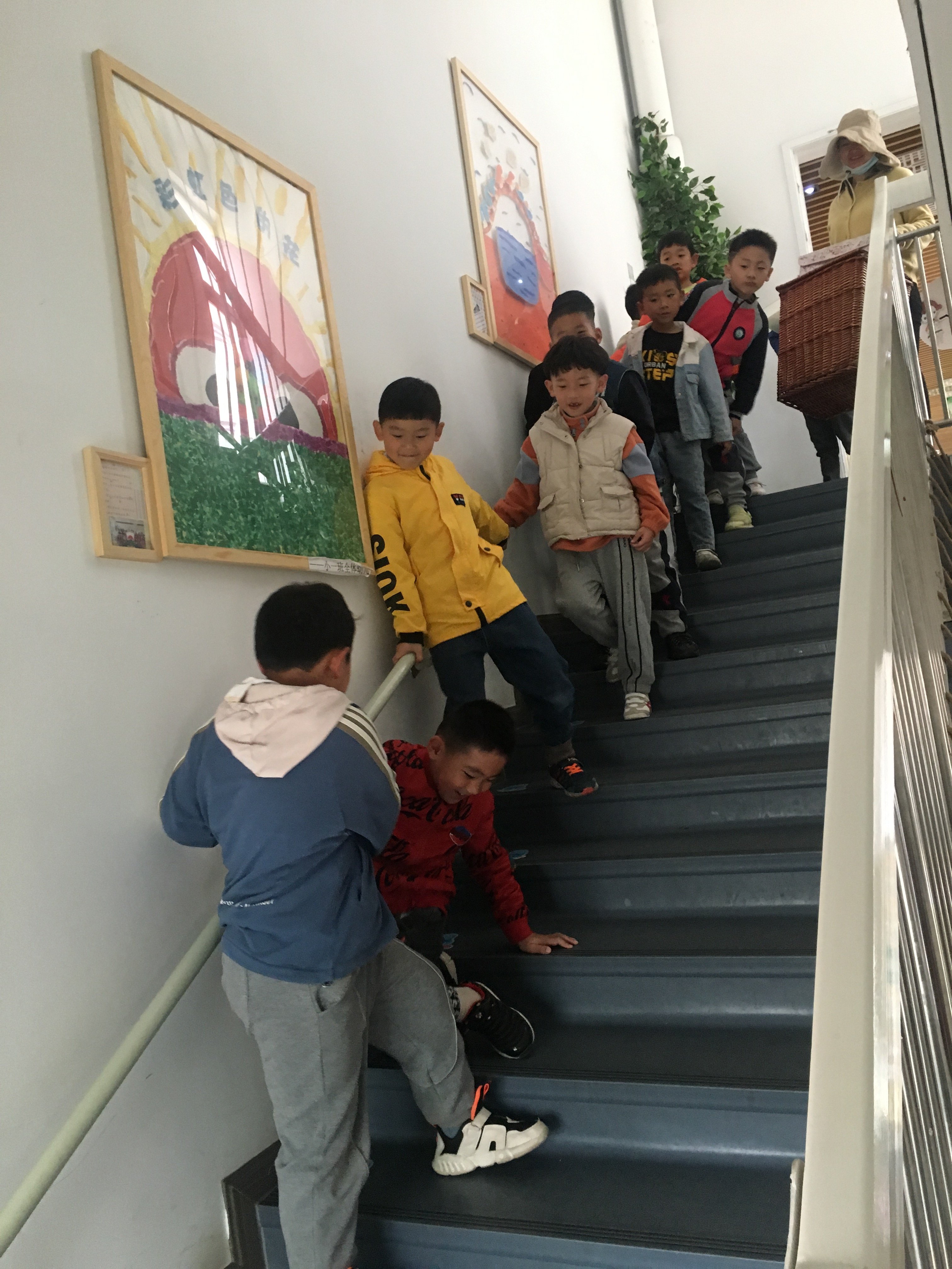 预防踩踏 珍爱生命_html_m10a72622.jpg