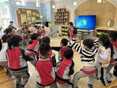 【生命迈幼·校园新闻】“心”相遇“爱”相伴——迈幼一园中班家长开放日活动_html_2dd793a4.jpg