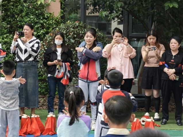 【生命迈幼·校园新闻】“心”相遇“爱”相伴——迈幼一园中班家长开放日活动_html_2e94a666.jpg