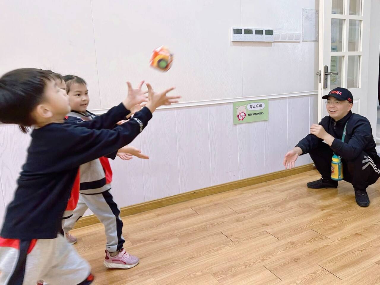 最美下雨天，“幼”与你相见——迈幼三园中班组家长开放日活动陈丹琴_html_2ed843d9.jpg