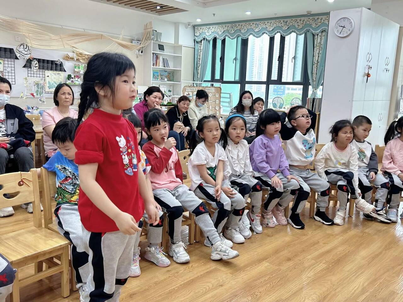 最美下雨天，“幼”与你相见——迈幼三园中班组家长开放日活动陈丹琴_html_7fb459c7.jpg