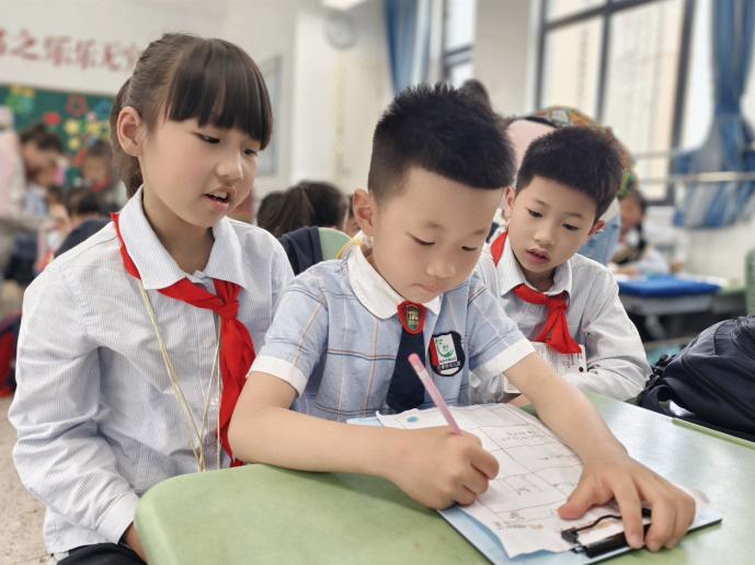 【生命迈幼 幼小衔接】深度体验·走进小学课堂 ——迈幼三园大班第二次参观小学_html_36e0b046.jpg