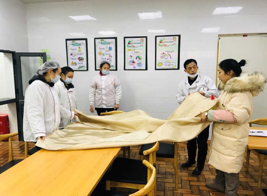 食堂人员消防演练报道1.6_html_m20471638.jpg
