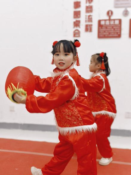 【生命迈幼 进社区】迈幼三园 冬至进社区_html_6c29f1c8.jpg