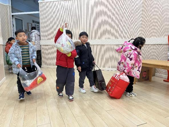 衣“旧”暖人心-迈幼一园爱心捐赠-夏菡(1)_html_m4e2c7d02.jpg