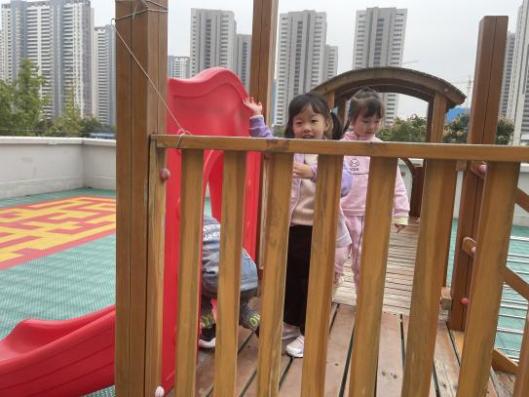 “咻”！滑滑梯 报道_html_mf618323.jpg
