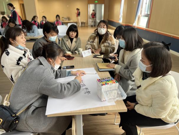 【生命迈幼·校园新闻】聚焦创造性游戏 研以共学促成长_html_1147581b.jpg