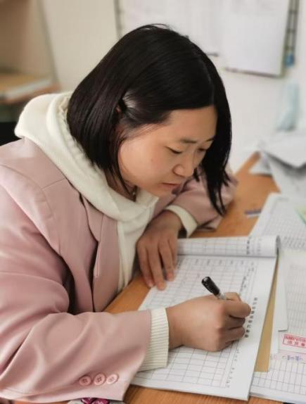 四月师德标兵新闻稿_html_m46d65b73.jpg