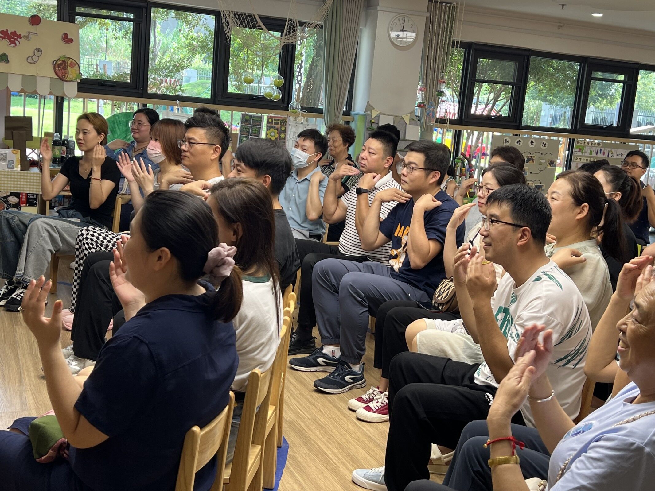 中大班家长会新闻稿_html_m28b7d006.jpg