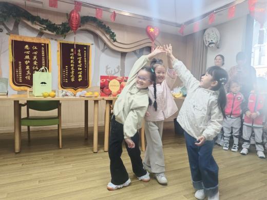 【生命迈幼·校园新闻】童心敬老 情暖重阳_html_21530b27.jpg