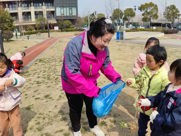 迈幼嘉誉山分园学雷锋新闻稿修改_html_5a43bccf.jpg