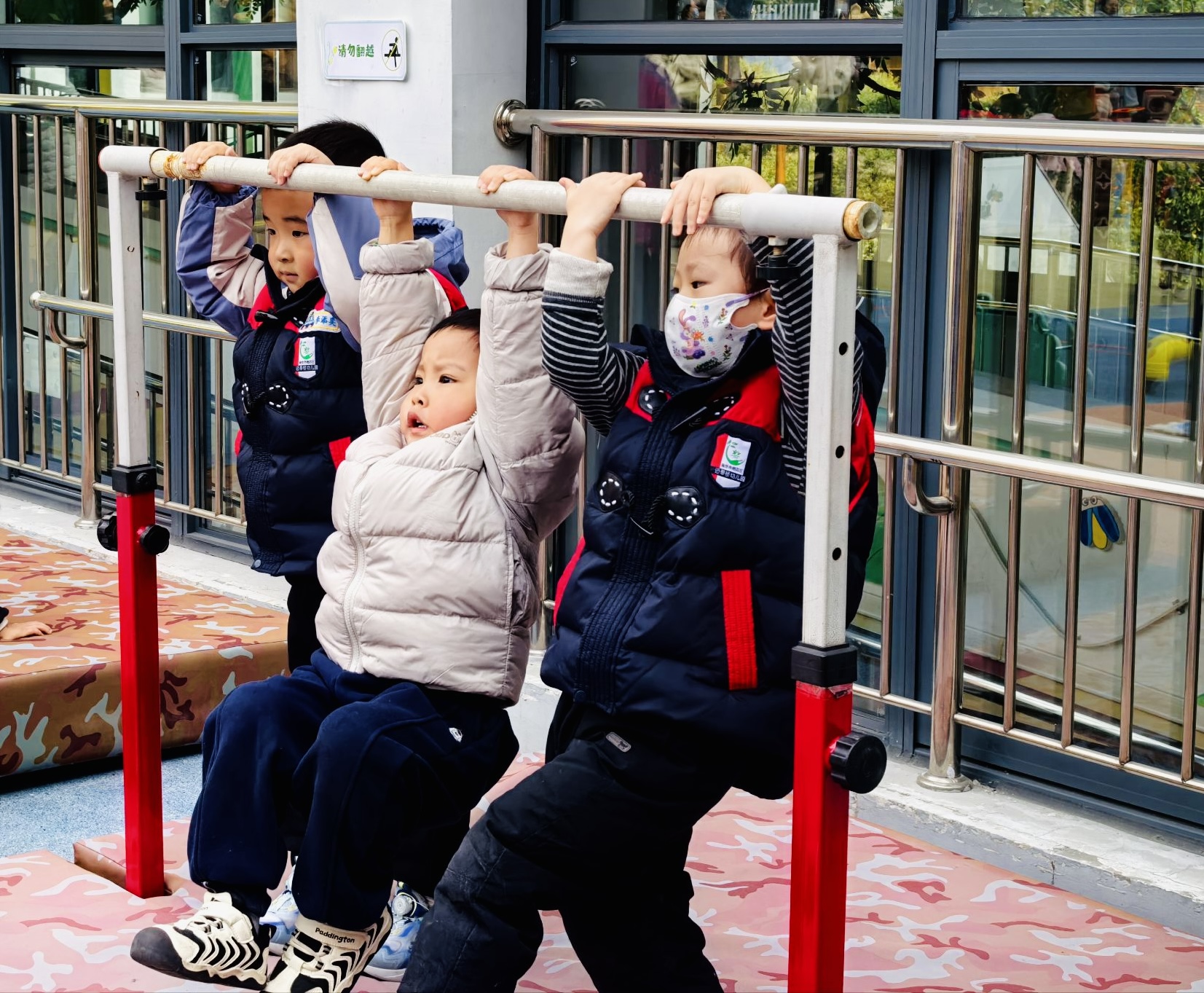 定稿【生命迈幼·教学动态】以爱为桥 见证绽放——记迈幼嘉誉山分园家长半日开放活动_html_m68121ad1.jpg