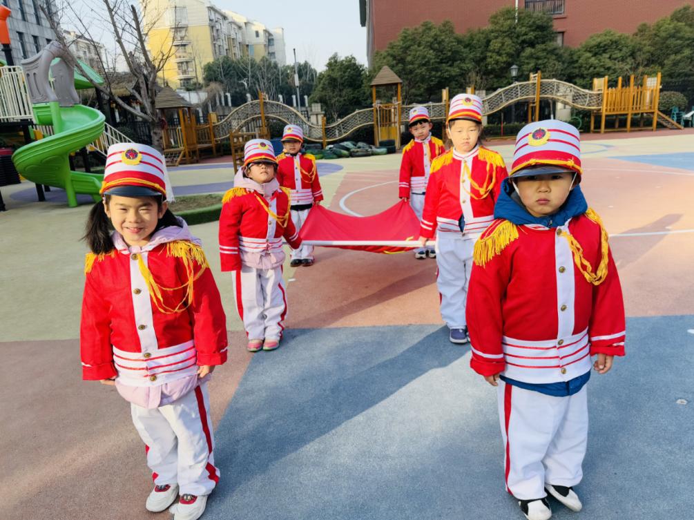 20250106【生活燕幼&middot;园区动态】新城分园——我是小小升旗手大五班升旗活动_html_mc4c20a9.jpg