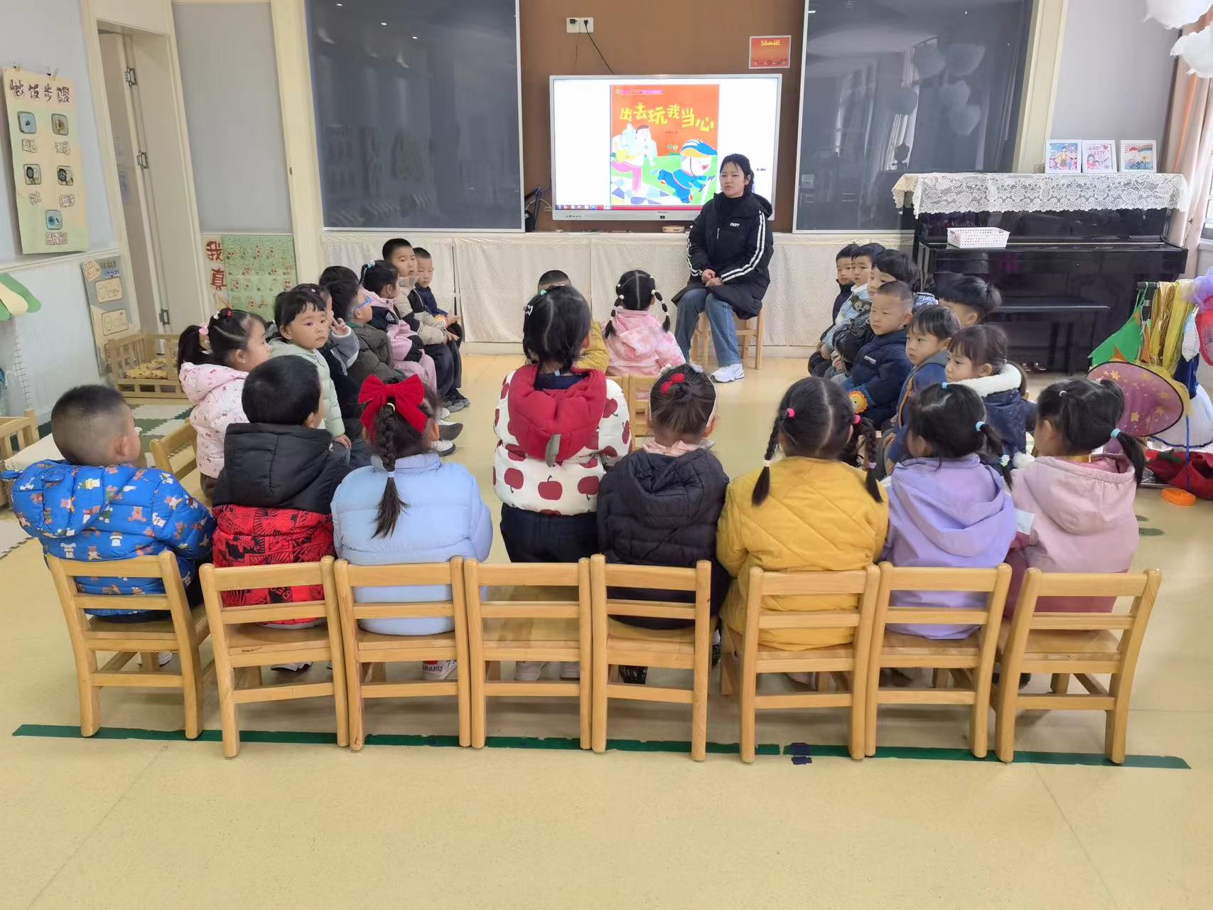 2024.03.16【生活燕幼·年级组动态】新城分园：“走进自然，拥抱春天”——小班组社区活动_html_7e0132e0.jpg