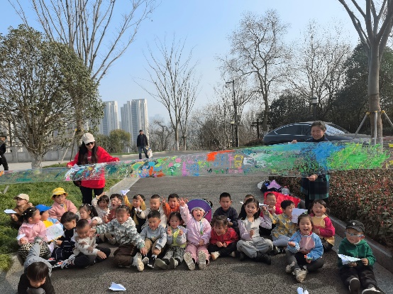 2024.03.16【生活燕幼·年级组动态】新城分园：“走进自然，拥抱春天”——小班组社区活动_html_m79e64758.jpg