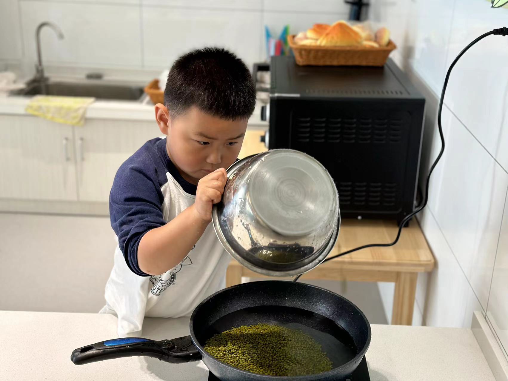 20230606【生活燕幼·园区动态】燕鸣苑分园：风吹麦浪 蝉鸣夏忙——舌尖上的节气之芒种_html_m602a3a94.jpg