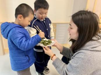 20240403【生活燕幼·园区动态】“浸润童心 情忆清明”——舌尖上的节气之清明_html_m650ae4ec.jpg