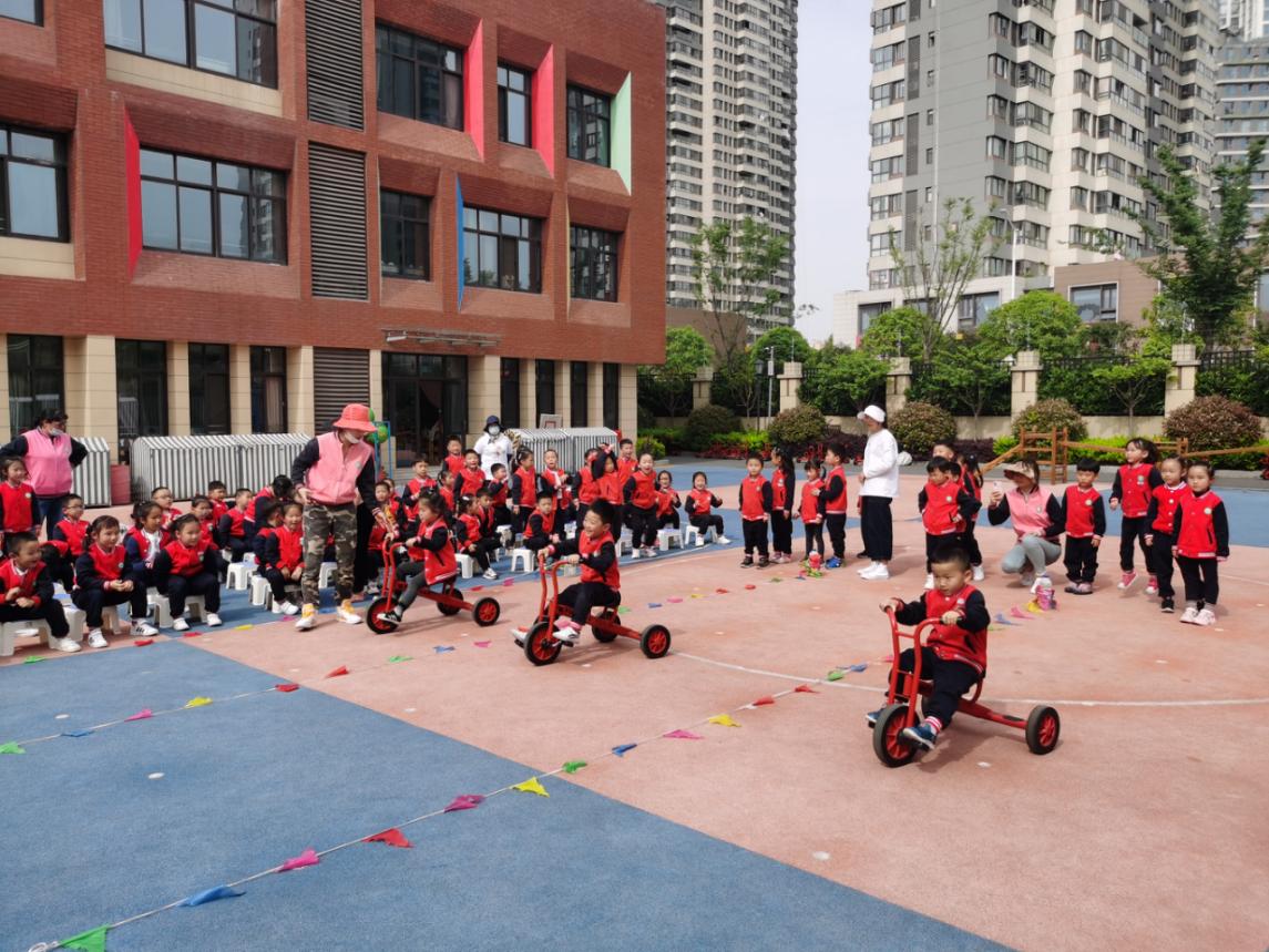 20210428【年级动态】中班运动会_html_766febd6.jpg