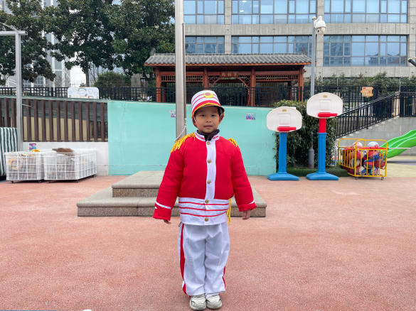 20250310【生活燕幼&middot;园区动态】新城分园：小小升旗手，快乐伴我行——中二班升旗仪式_html_m41042b58.png