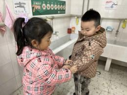 【生活燕幼·园区动态】中心园：“萌娃学雷锋，爱心在行动” ——雷锋日系列活动_html_48f8c8f6.jpg