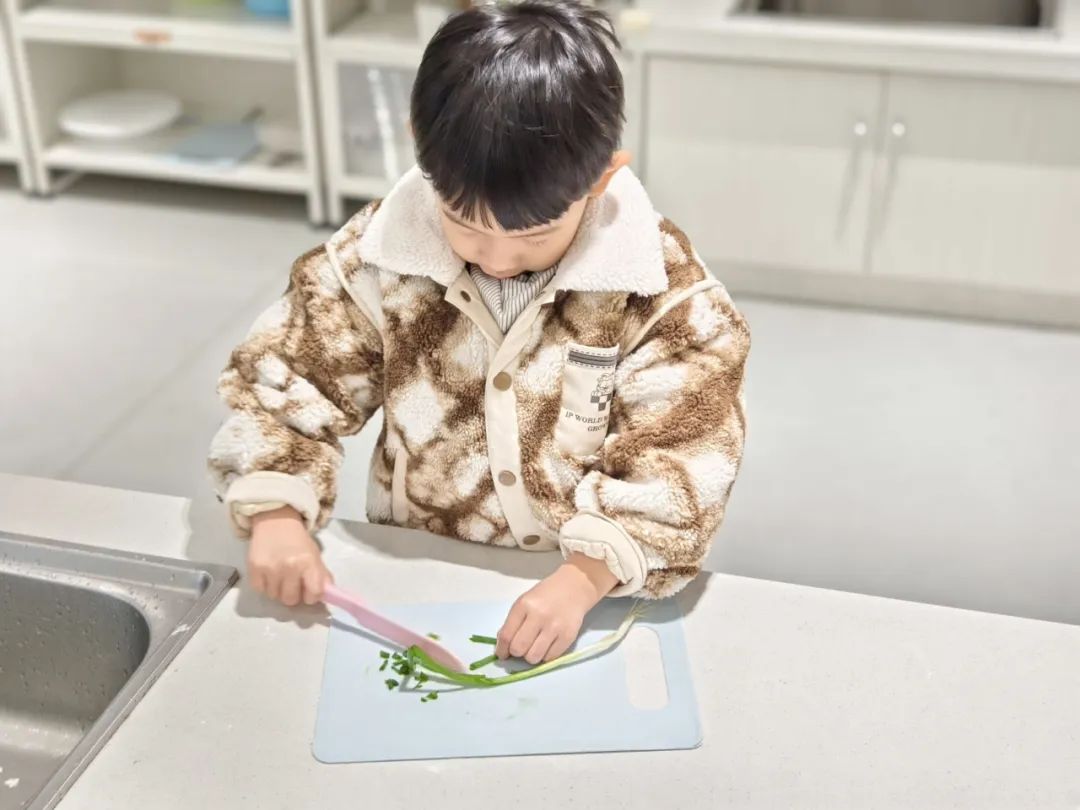 20250304【生活燕幼·园区动态】燕鸣苑分园：“蛰逢春动，饼香悦节”——舌尖上的节气之惊蛰_html_7485eb6c.jpg