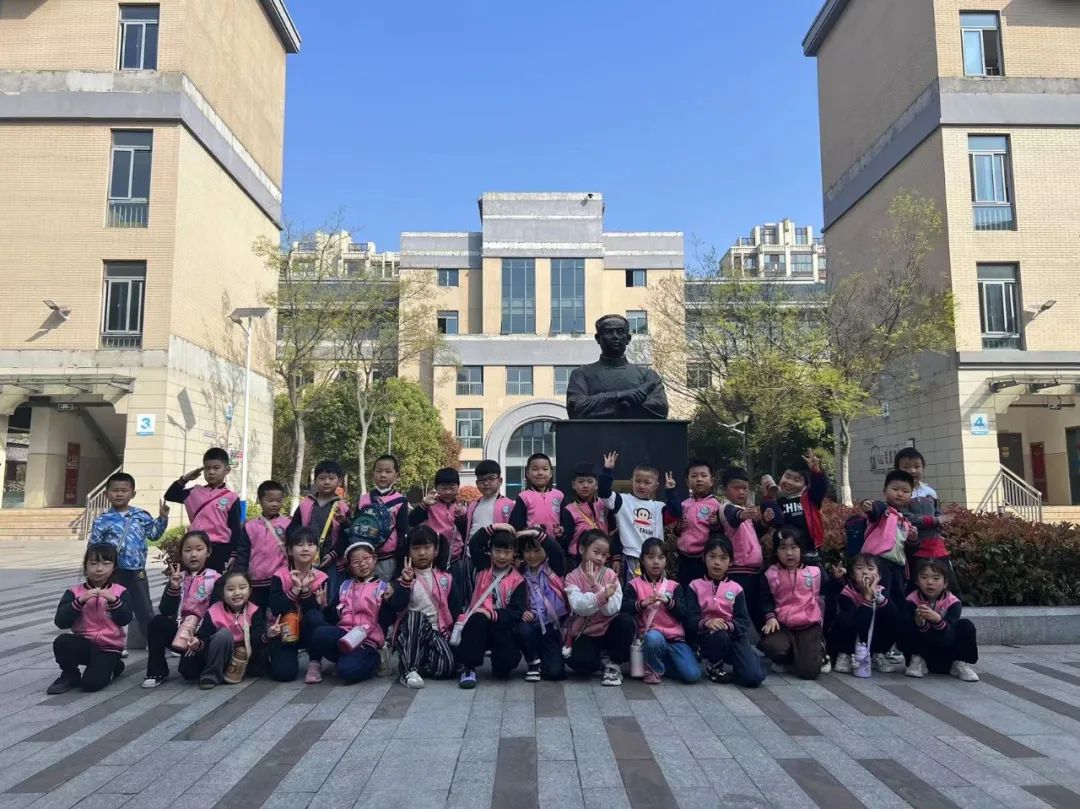 【生活燕幼·园区动态】下庙分园：“大班萌娃探小学，开启人生新篇章”——记幼儿园大班进小学体验活动(1)_html_ff4ffc2.jpg