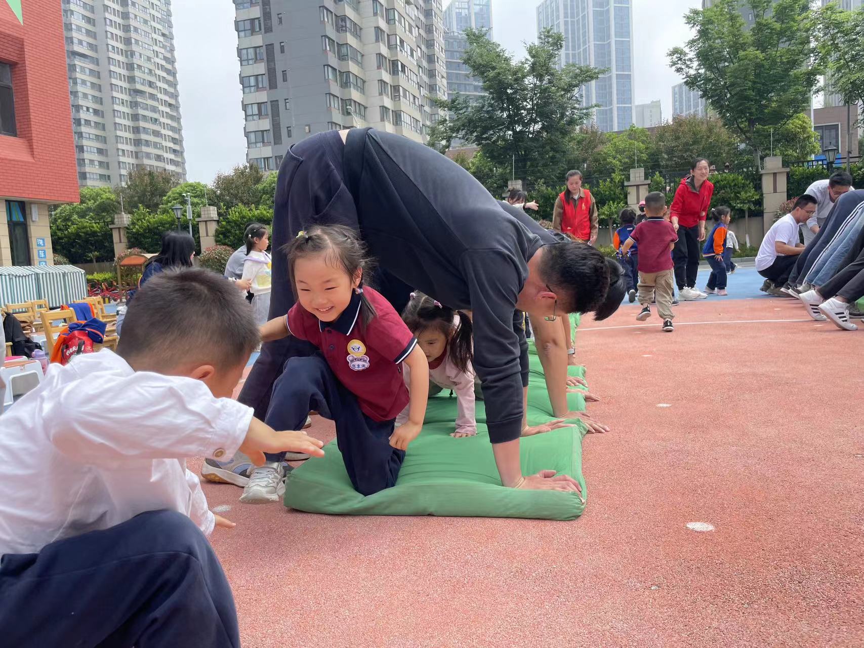 20240429小班亲子运动会_html_6c5d4543.jpg