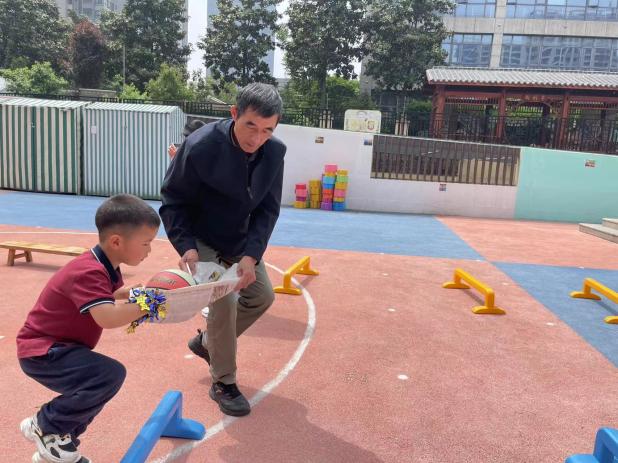 20240429小班亲子运动会_html_m2b44f2aa.jpg