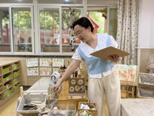 【生活燕幼·园区动态】下庙分园：“聚焦美工区，交流促成长”——美工区环境创设观摩学习活动_html_1c784aa3.jpg