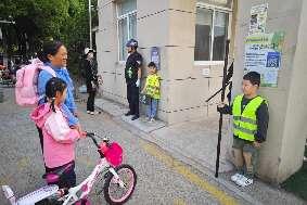 20250430【生活燕幼·园区动态】中心园： “快乐打工记” ——劳动节职业体验活动_html_m78bc5f0e.jpg