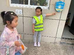 20250430【生活燕幼·园区动态】中心园： “快乐打工记” ——劳动节职业体验活动_html_3f31fa06.jpg